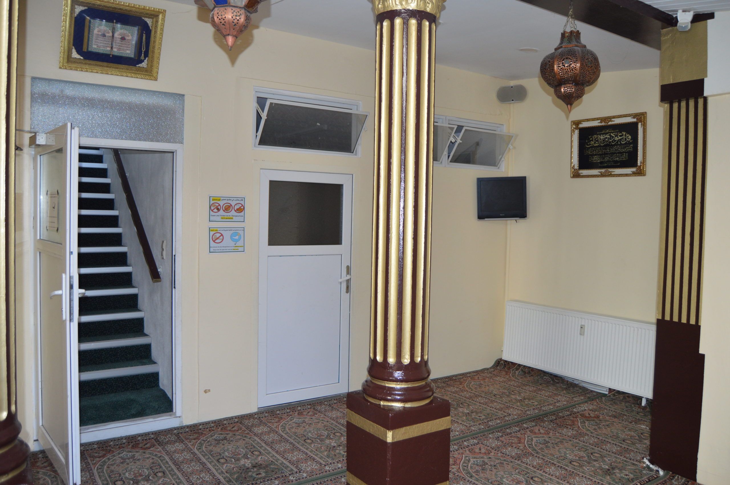 Raum in der Moschee mit Treppe ins Obergeschoss
